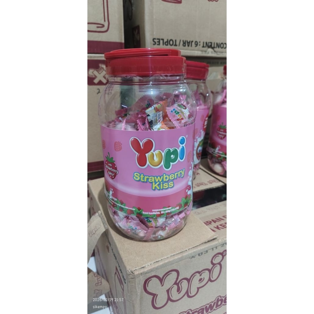 Permen yupi strawberry love kiss kemasan toples ecer dus jajan ramadhan idul fitri murah meriah
