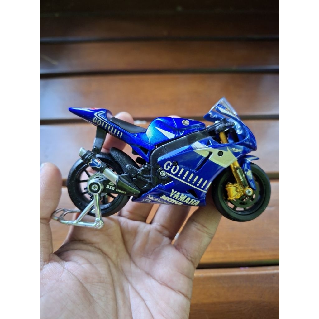 Miniatur diecast maisto Yamaha YZR-M1 Colin Edwards 2005 skala 1:18