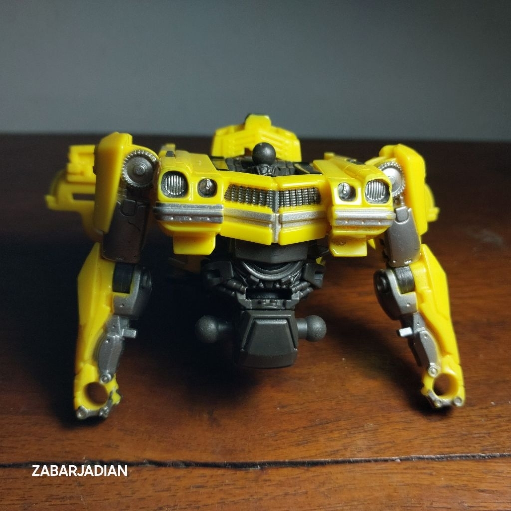 part Transformers studio series 100 Bumblebee