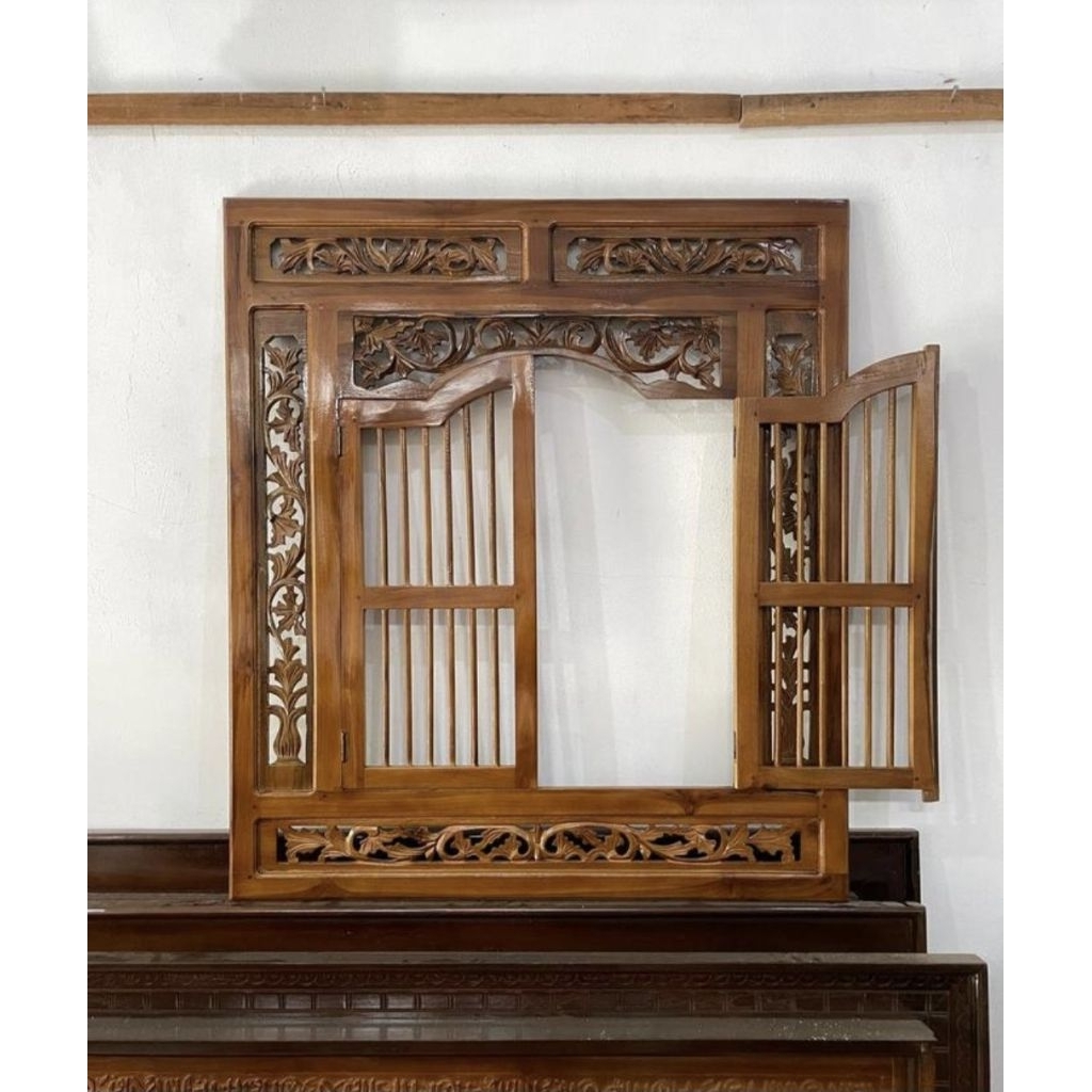 Jendela Krepyak Kayu Jati ukir Hias