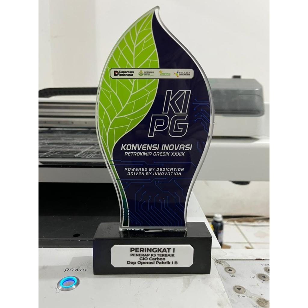 Plakat Akrilik Tatakan Kayu + Box PLAKAT AKRILIK CUSTOM TATAKAN KAYU HITAM