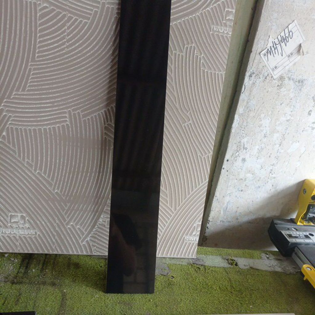 Lis plin granit hitam glossy ukuran 10x60