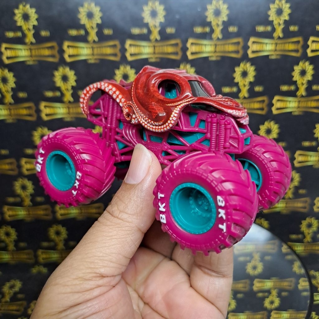 LOOSE MONSTER JAM LOOSE MONSTER JAM OCTON8ER MONSTER JAM 1:64 MONSTER JAM KOLPRI KONDISI 99%