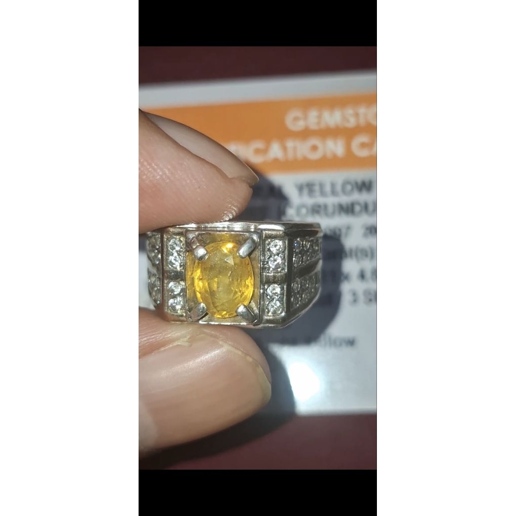 Natural yellow safir