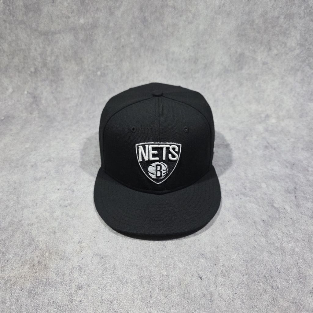 TOPI BROOKLYN NETS LOGO CENTER FITTED HATS BY NEW ERA 59FIFTY