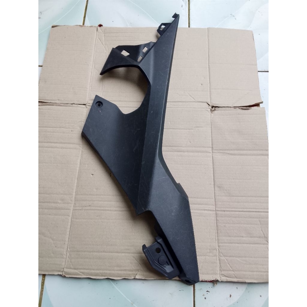 cover L under sidi dek bawah samping sebelah kiri Honda Vario 160 original second copotan