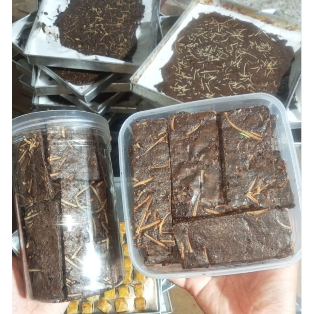 Brownies Crispy Homemade Toples Tabung