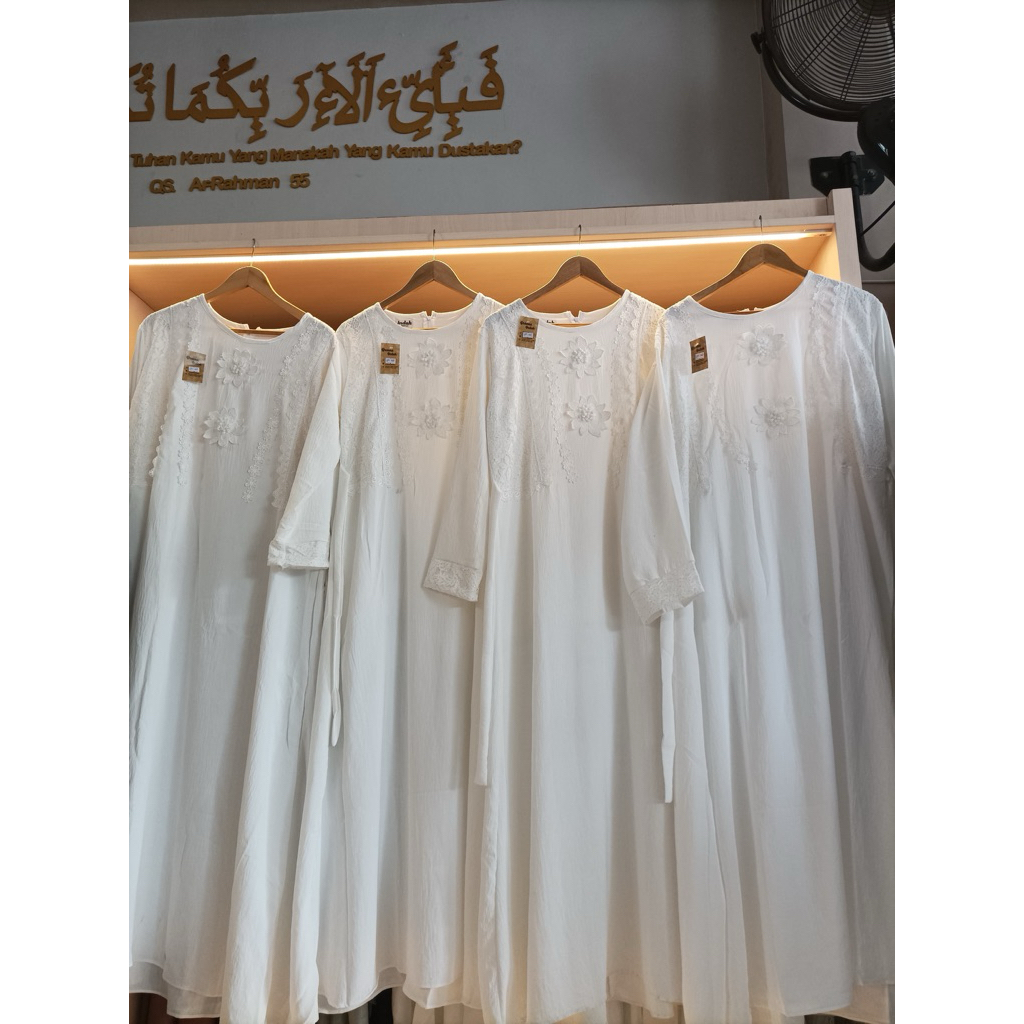 ABAYA PUTIH MOTIF BUNGA PUTIH TENGAH TREND FASHIO STYLISH