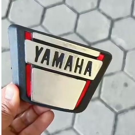 EMBLEM PANEL DASI DADA DEPAN YAMAHA FORCE1