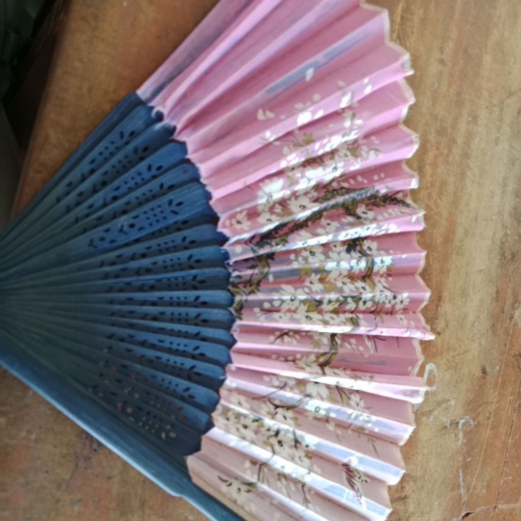 Kipas tangan motif bunga