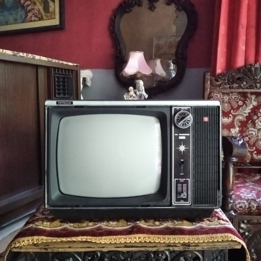 Tv televisi jadul antik vintage merk Hitachi lawas kuno
