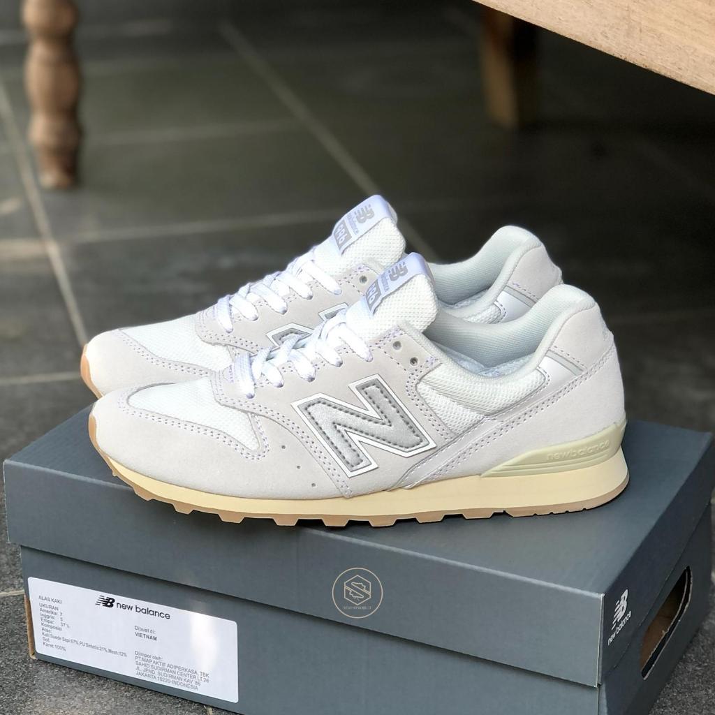 Sepatu Sneakers Casual New Balance Classic 996 WL996SH2 Suede Light Grey Gum Original