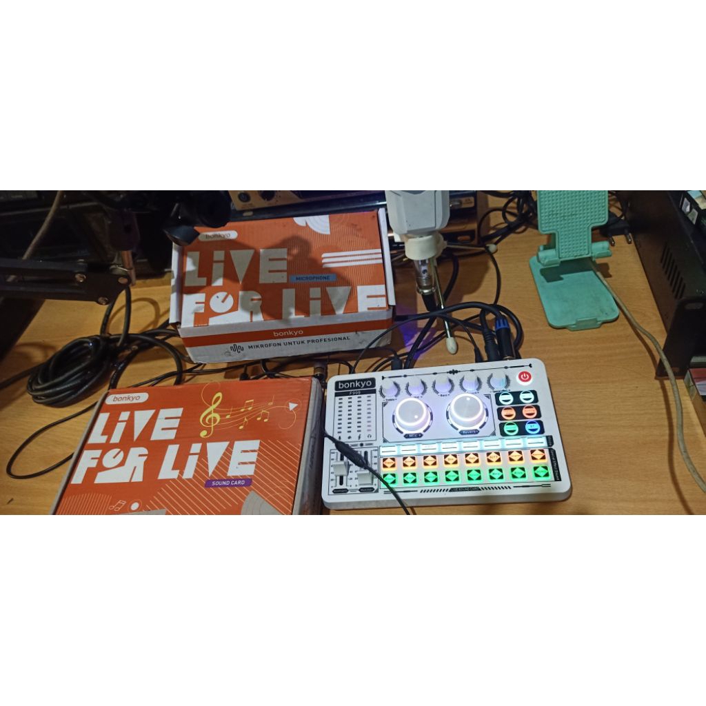 Maaf SDH terjual offline jadi stok hbs.(sold out) soundcard f999+mic m999 komplit (bekas)
