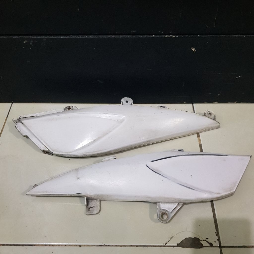 Cover bodi belakang / tutup aki Suzuki Arashi Katana original copotan