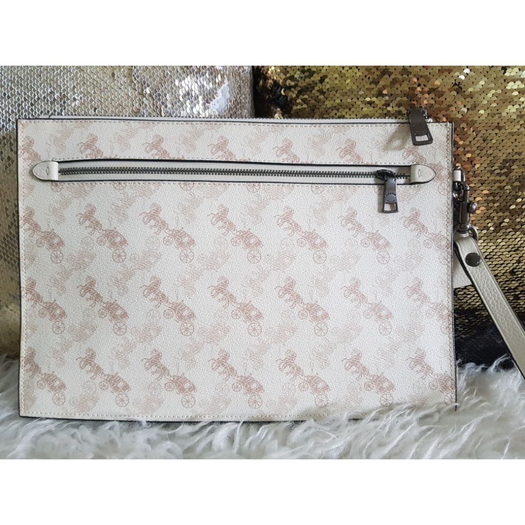 Tas Tangan, Hitch Pouch With Horse and Carriage Print - Coach Preloved.