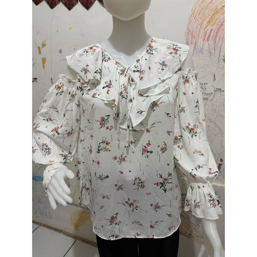Baju Lengan Vaksin Putih Motif Bunga Kecil