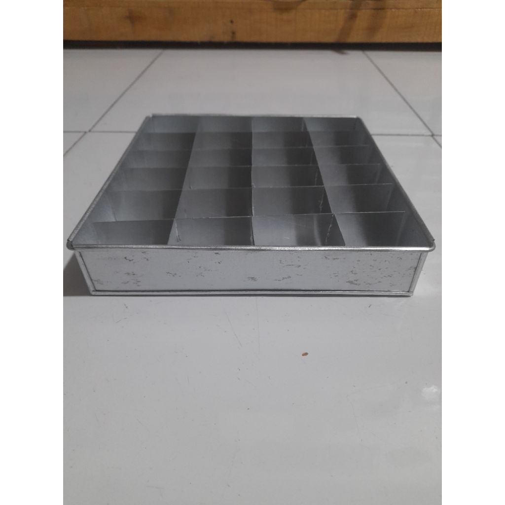 Loyang Sekat ukuran 22x22x4 Cm Isi 20 lubang / Loyang Brownies,Nastar kue / Anti Lengket