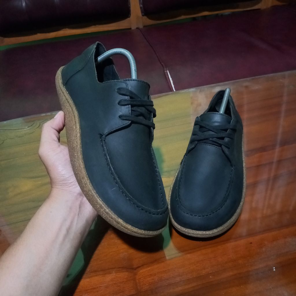 CLARKS SEPATU SNEAKERS KASUAL FORMAL SECOND BRANDED