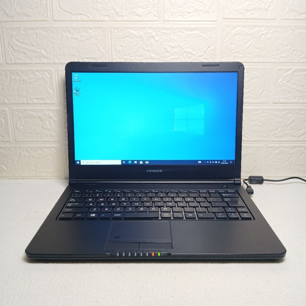 Laptop Hitachi Flora se210 RK5, AMD E1-6200T, Radeon R2, Ram 4GB SSD 256GB, Ringan Mulus, Windows 10