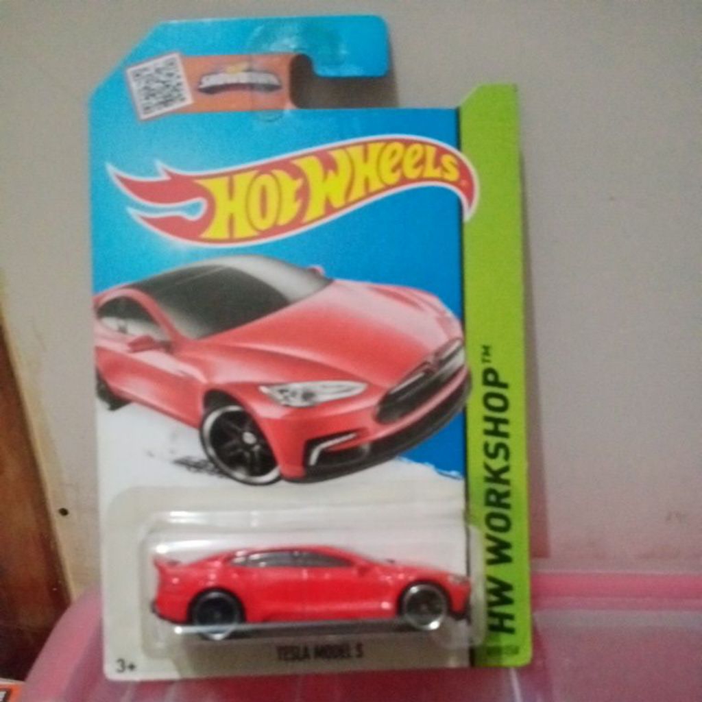 Hot Wheels Tesla Model S merah