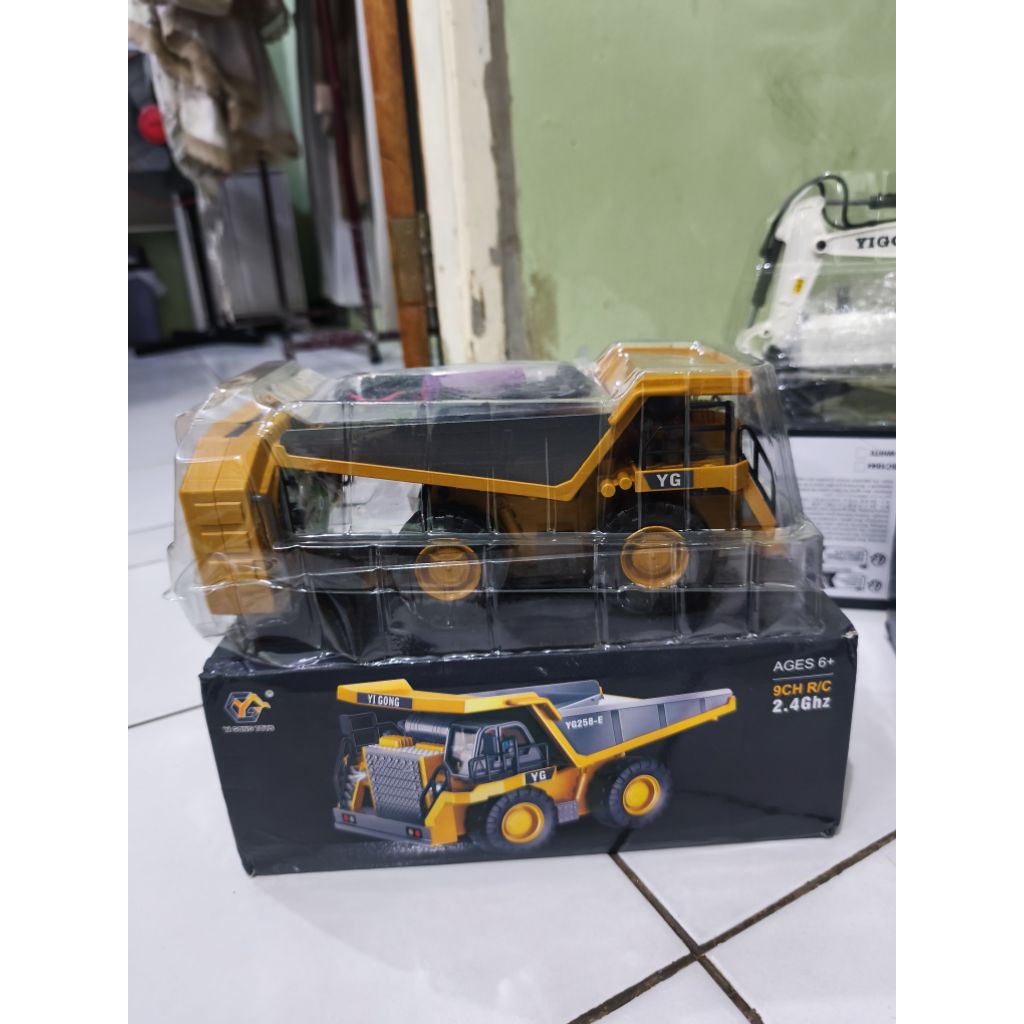 RC excavator