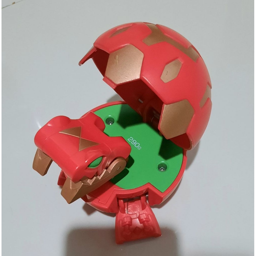 Bakugan Deka Juggernoid warna merah (ukuran besar) panjang sekitar 10 cm