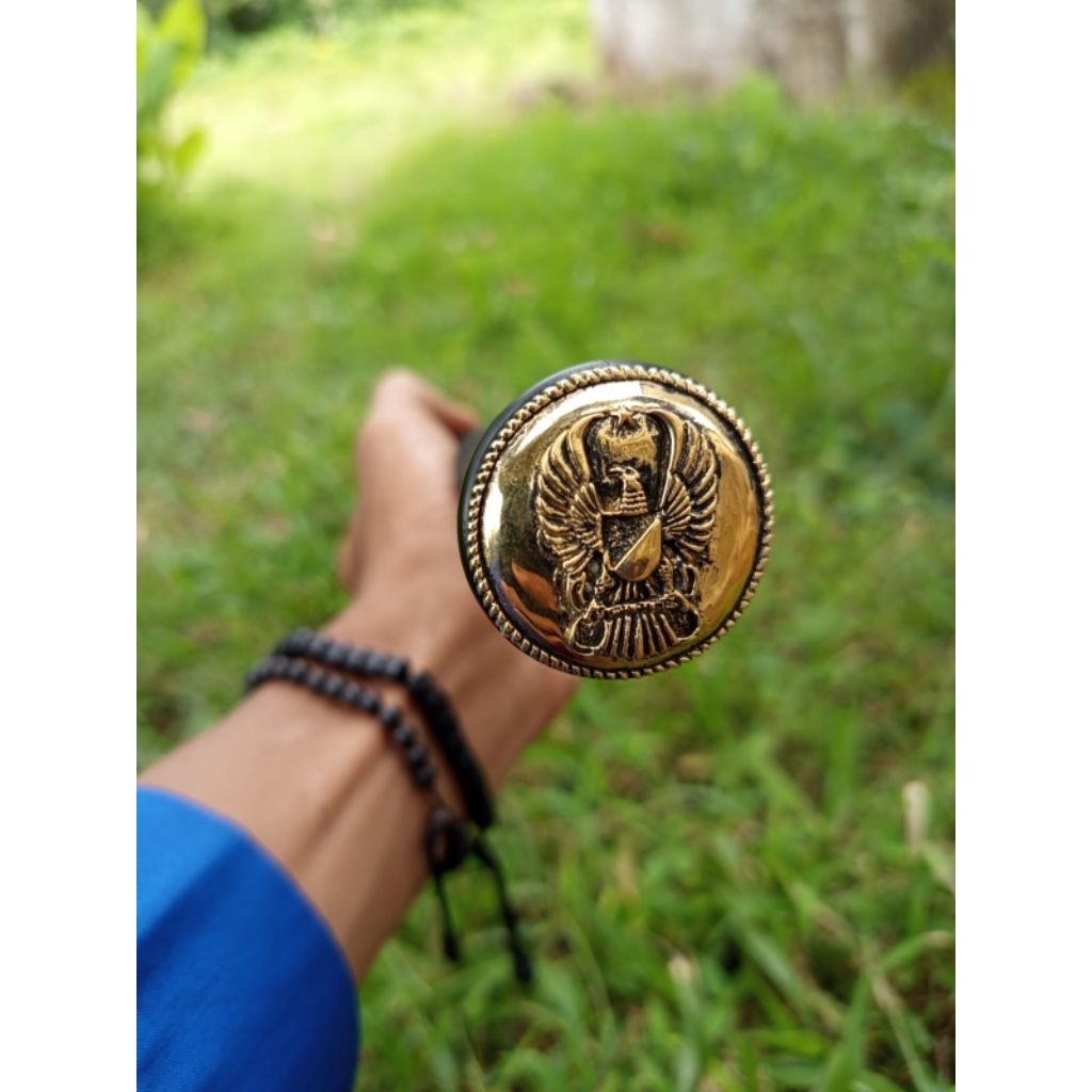 tongkat komando kayu galih kelor hitam dengan ornamen Wesi kuning lambang Garuda