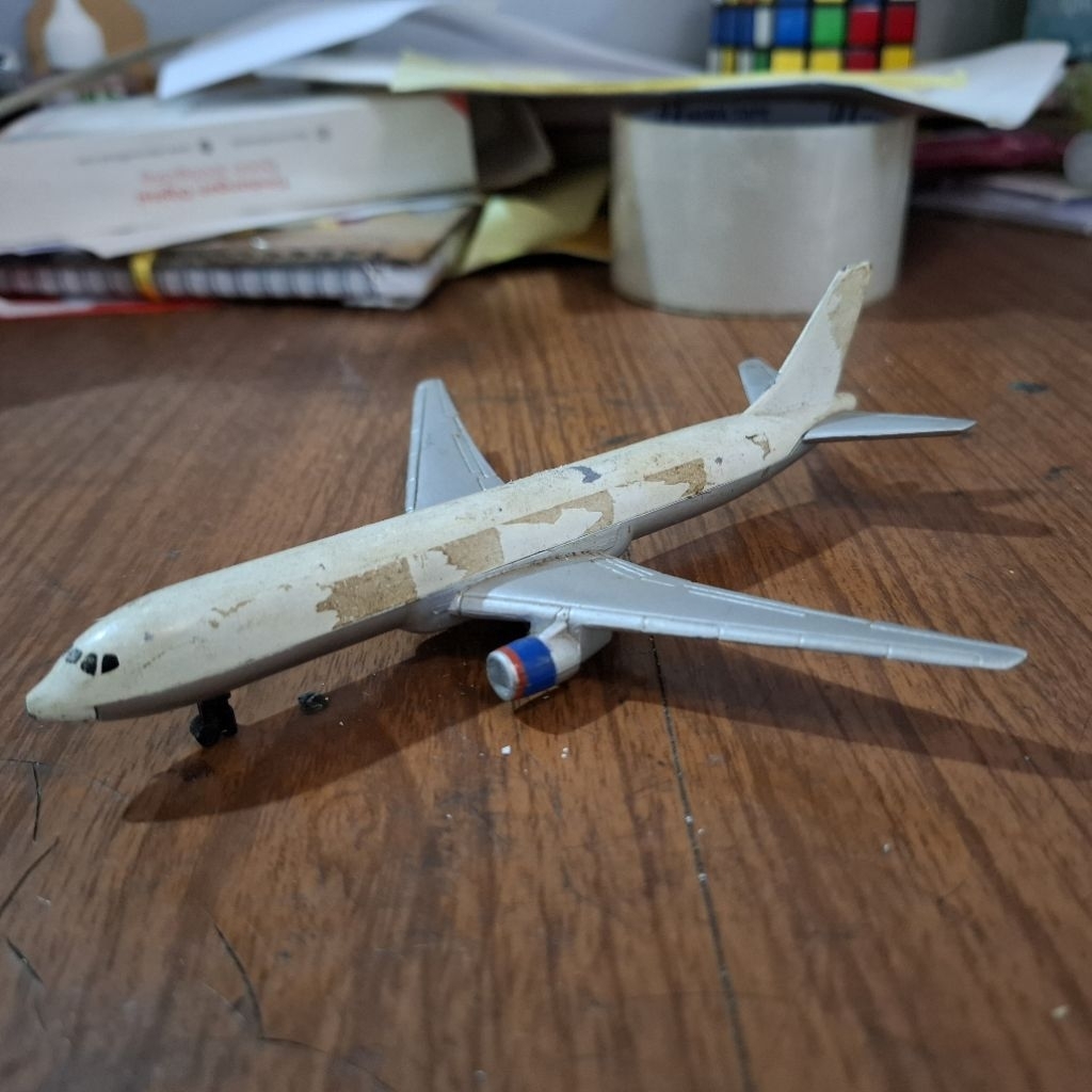 junk mainan pesawat Boeing B737