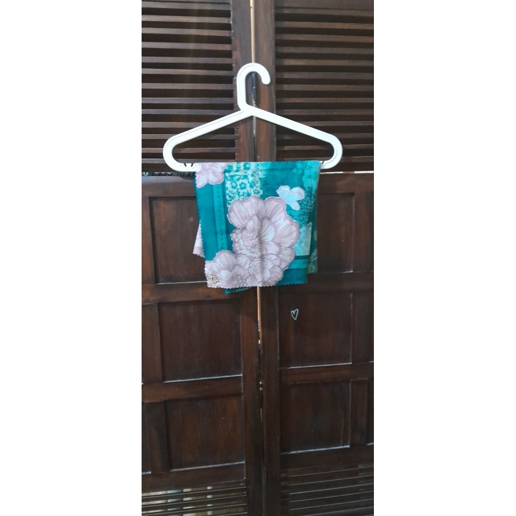 preloved scarf wearing klamby