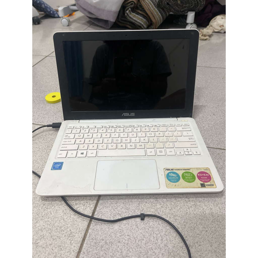 Laptop Asus E2023 kondisi keyboard rusak laptop mati