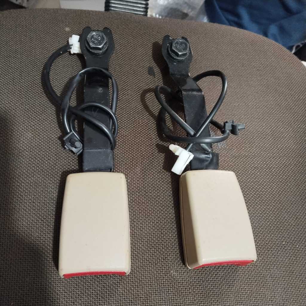 Stik Tangkai Seatbelt Lock Universal Avanza Xenia Rush Terios Wuling Cream 1pcs