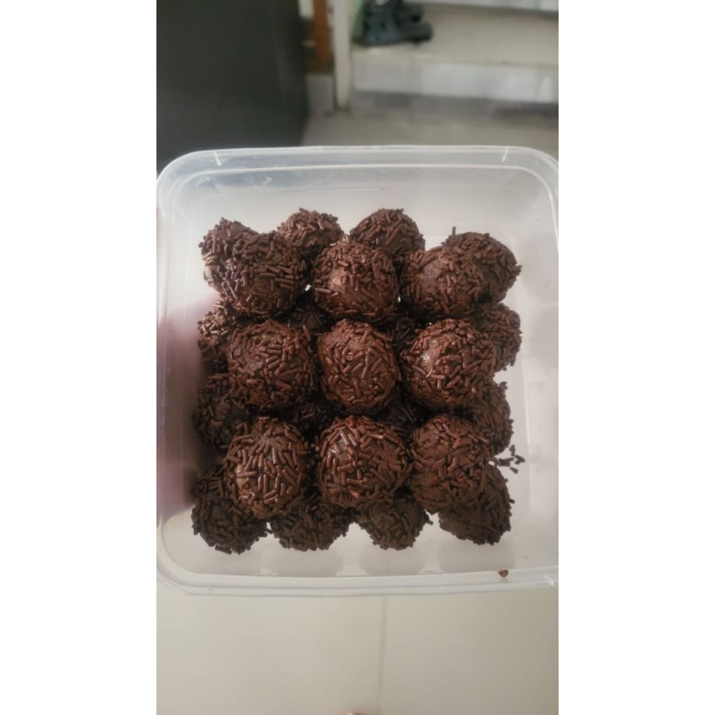 Bola-bola Coklat/Rhum Balls Asli Regal Isi 28pcs(bisa pakai rhum essense/tanpa rhum essens)