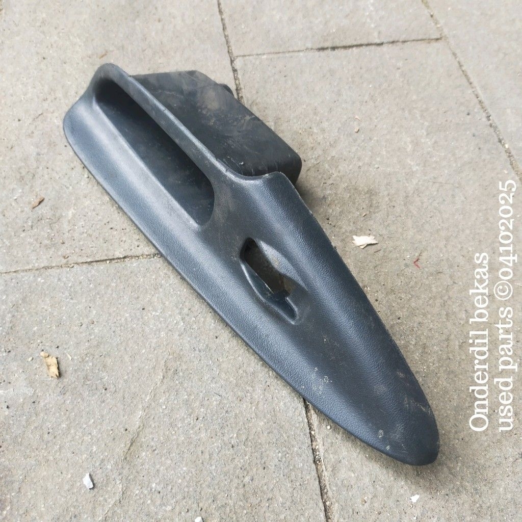 Frame saklar power window kanan belakang Mazda Lantis