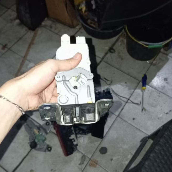 door lock pintu bagasi Pajero sport original