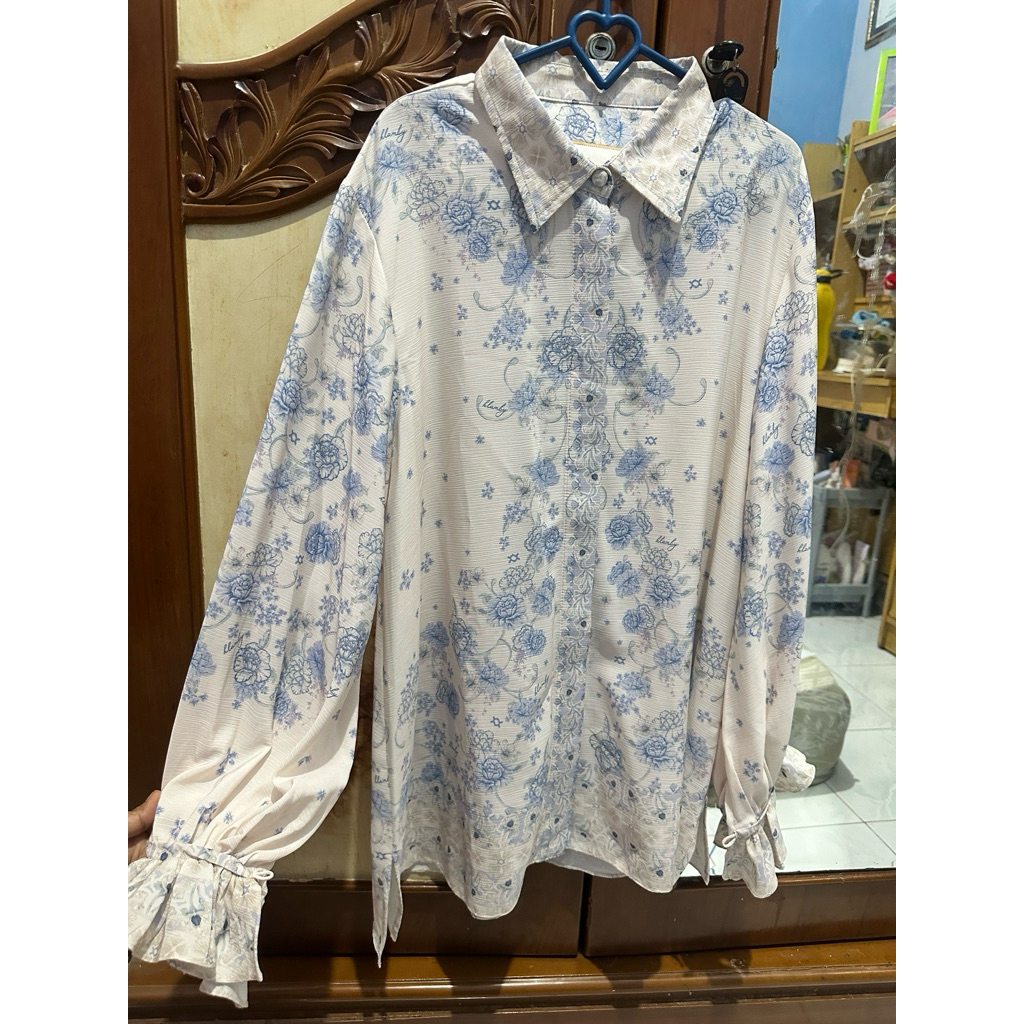 blouse wearing klamby preloved size L