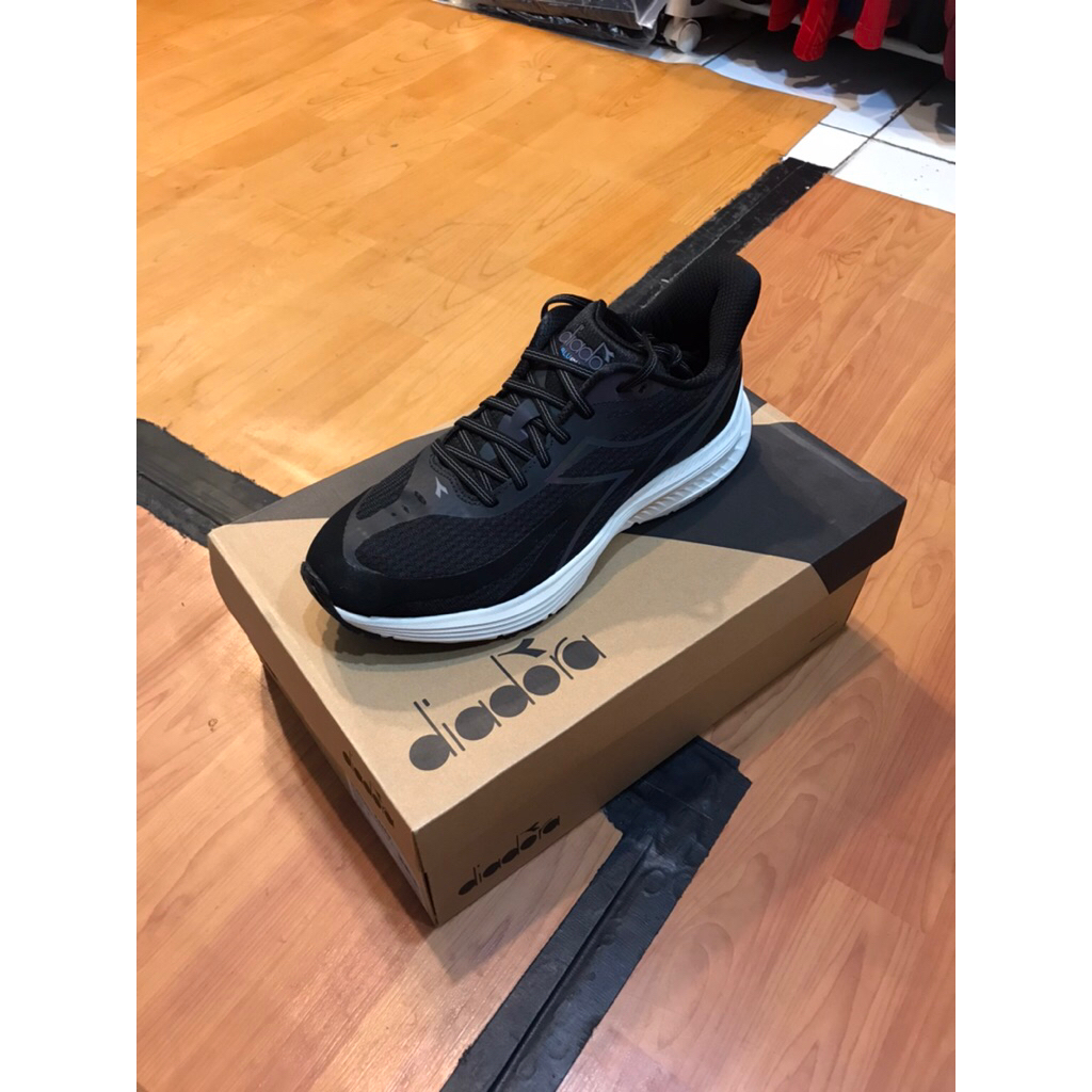 SEPATU PRIA MEREK DIADORA ORIGINAL AUTHENTIC (BNIB) MYTHOS BLUSHIELD 9 VORTICE HIP W DIJAMIN ORIGINA