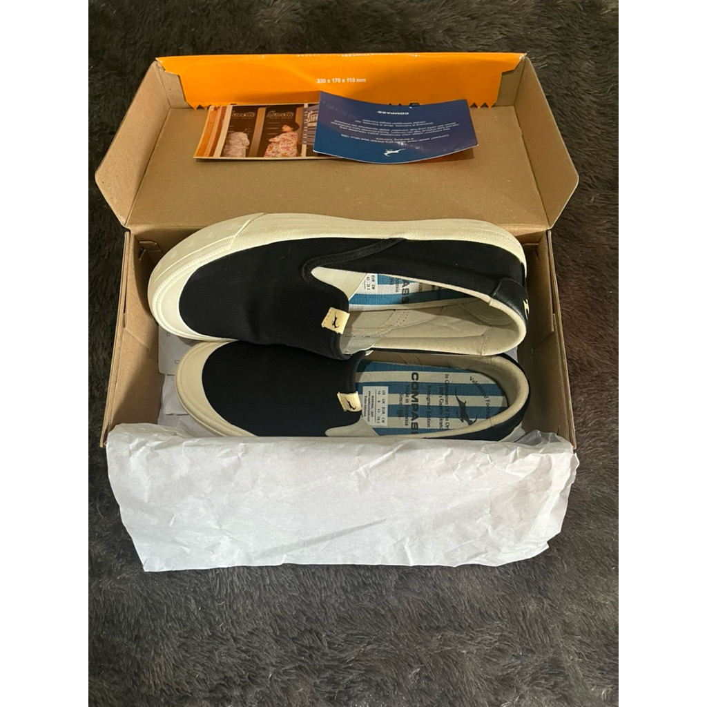 COMPASS GAZELLE SLIP ON