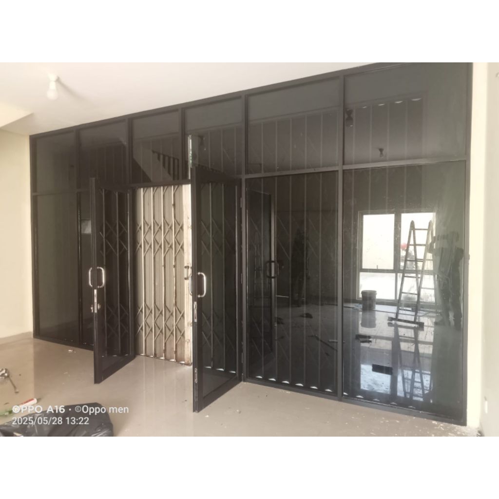 partisi kaca/pembatas ruangan