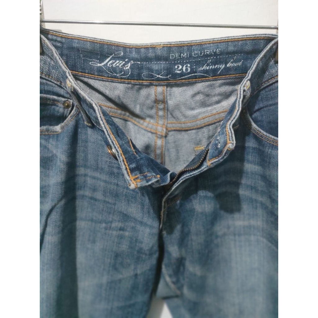 Celana Asli Levis untuk cewek ukuran 26 ( LP= 15 inch/ 39 cm dan P= 38/97 cm