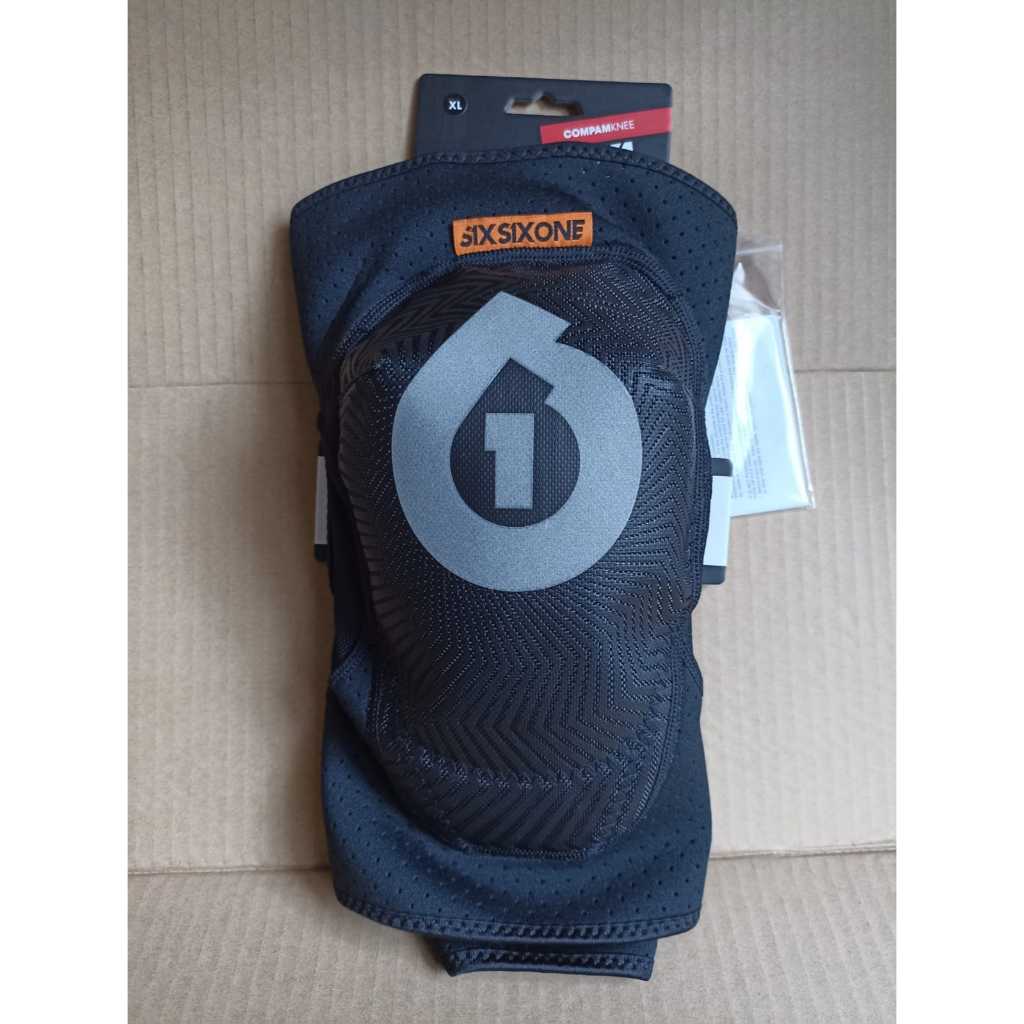 sixsixone comp AM knee Black