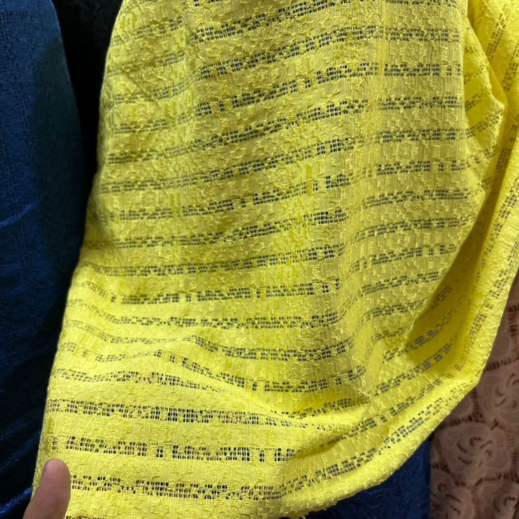 Kain Brokat Katun Motif Modern Warna kuning lemon/kenari – Lembut, Eksklusif, Cocok untuk Gaun & Keb