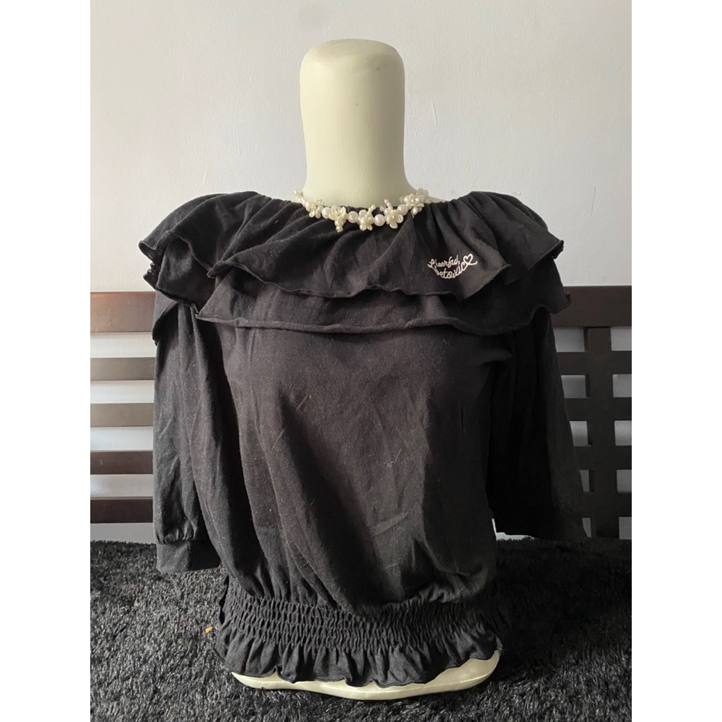 PL Atasan Ruffle Hitam Lucu Semi Crop Lokal