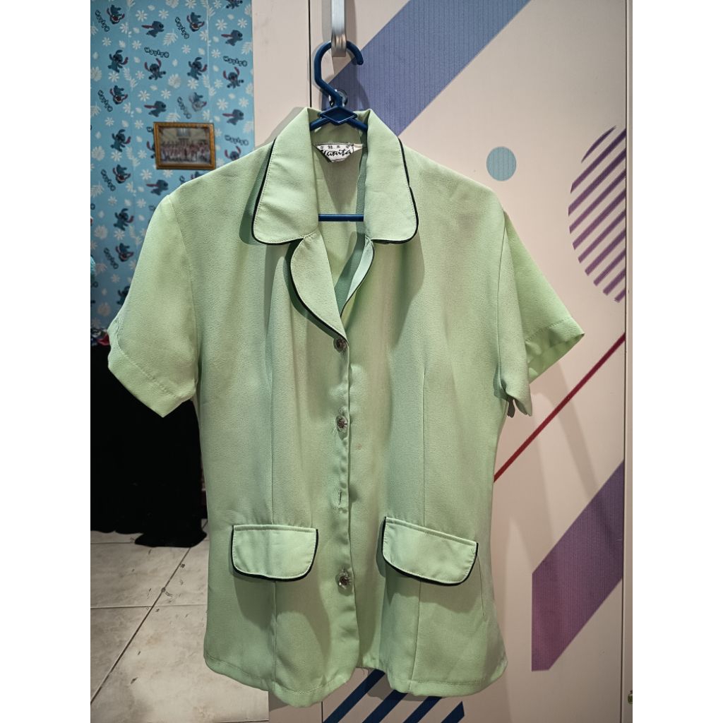 [Preloved] Kemeja Wanita Lengan Pendek Warna Hijau Muda Merek Wanita dengan Saku Depan