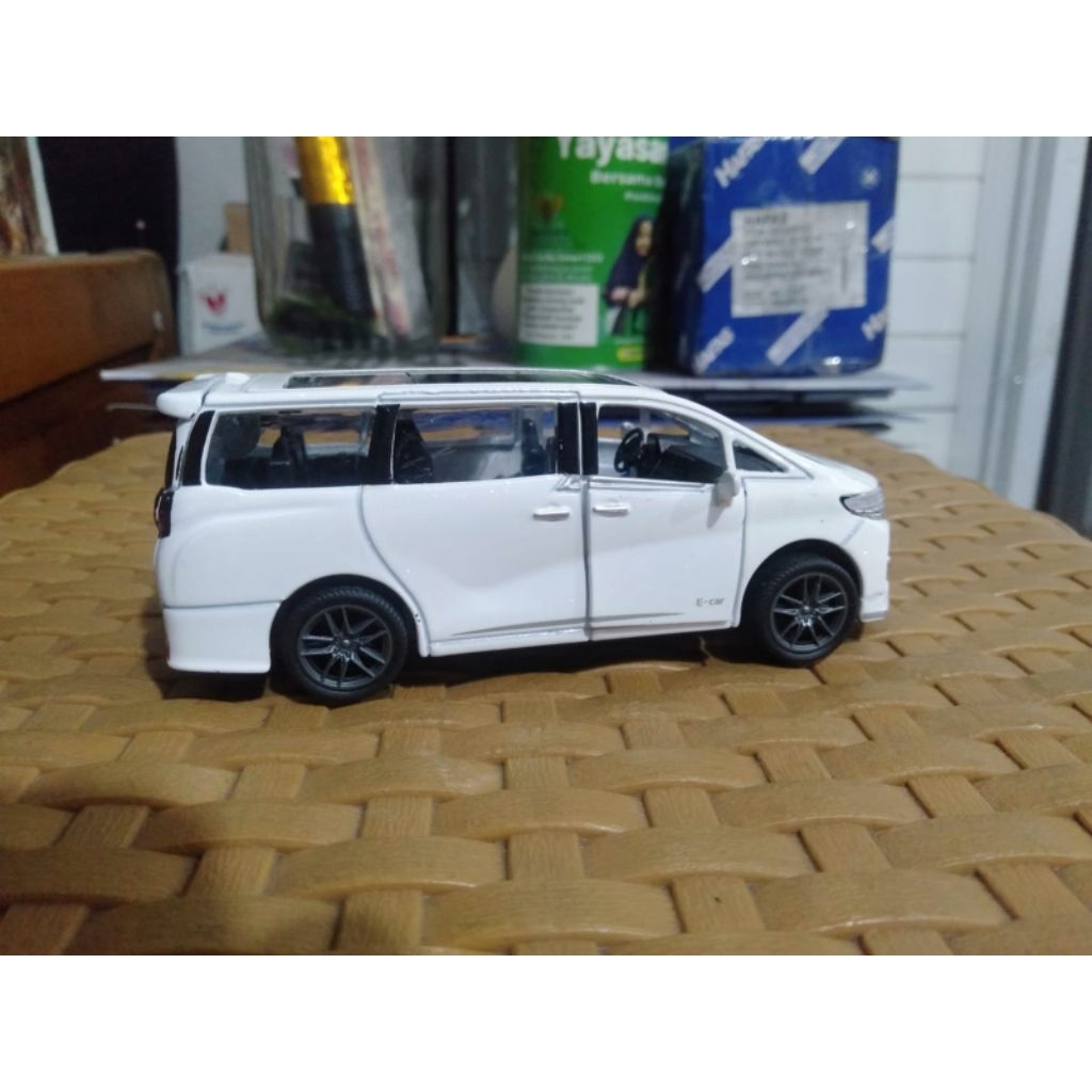 Pajangan Koleksi Miniatur Mobil Alphard Besi