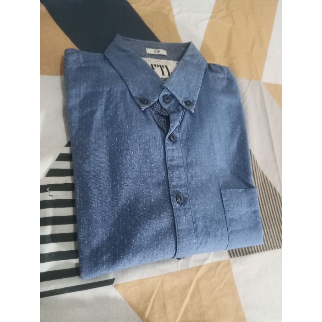 kemeja lengan panjang motif brand FTL, size M besar fit to L