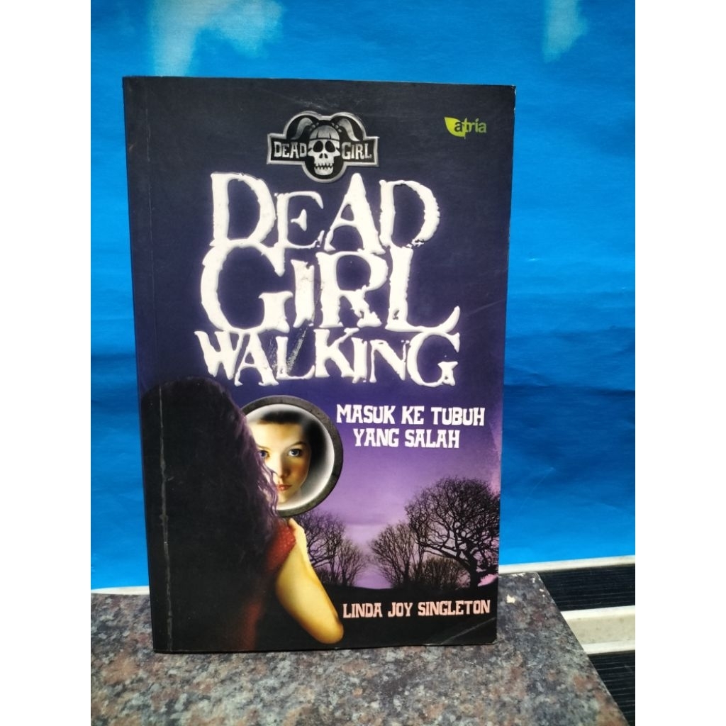 BUKU BEKAS DEAD GIRL WALKING OLEH LINDA JOY SINGLETON