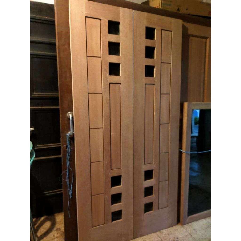 pintu utama 2 pintu meranti +kusen+loster ukuran pintu200cm x120cm ( kusen 5cm x10,5cm)