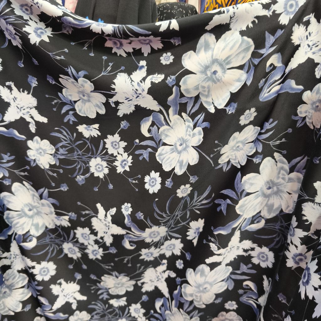 Kain Satin Silk Motif Bunga Hitam Putih – Tekstur Mewah, Elegan, dan Mengembang untuk Kebaya, Gaun P