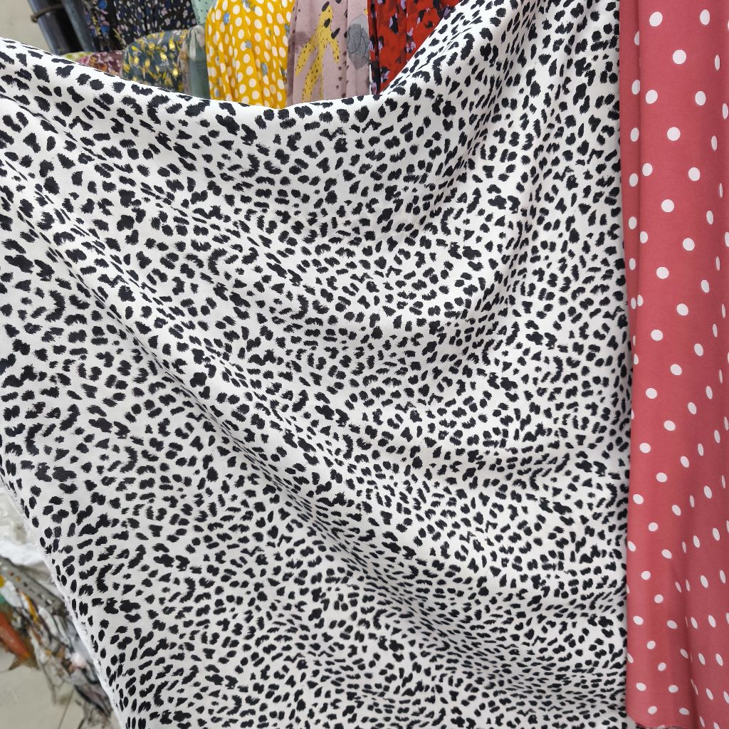 Kain Zara Crepe Motif Leopard Hitam Putih – Bahan Jatuh, Lembut, Adem, Elegan untuk Gamis, Dress, Bl