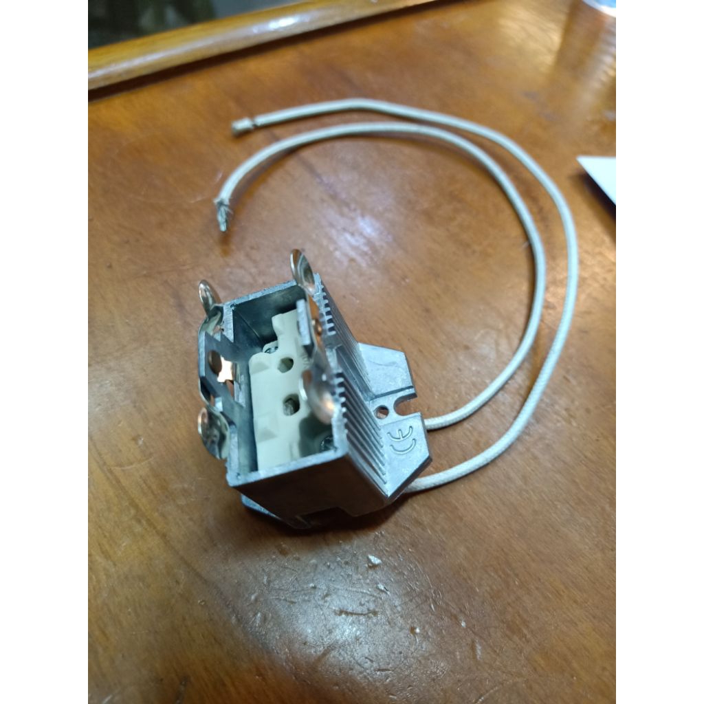Fiting Lampu Hologen Osram CP70 GX9,5